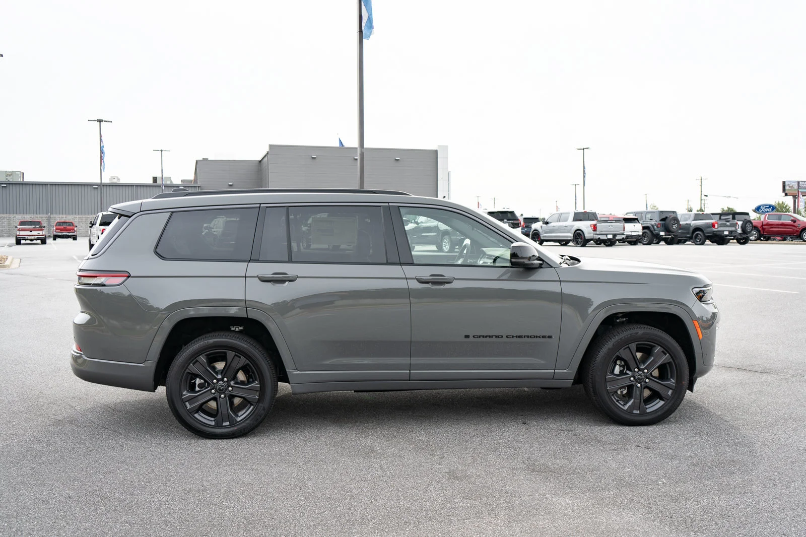 New 2027 Sting-Gray Clear-Coat Paint Jeep Limited Reserve image 11