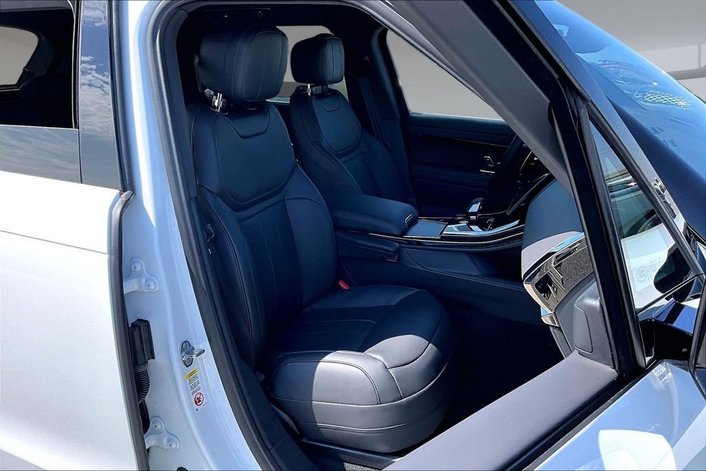 New 2026 FUJI WHITE Land Rover Dynamic SE image 11
