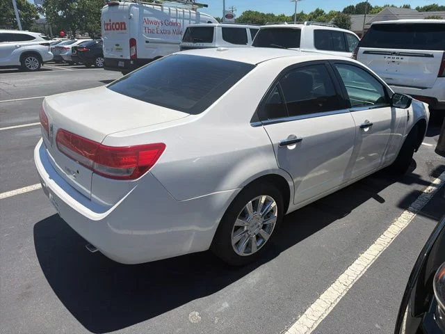 Used 2011 White Lincoln Base image 2
