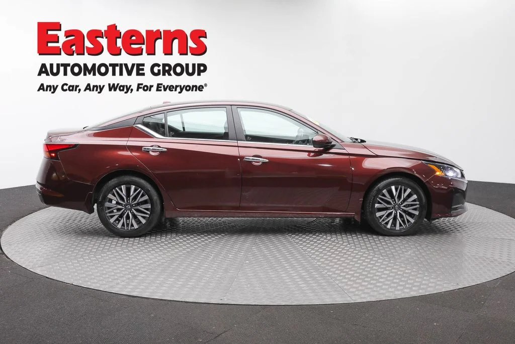 Used 2023 Red Nissan 2.5 SV image 4