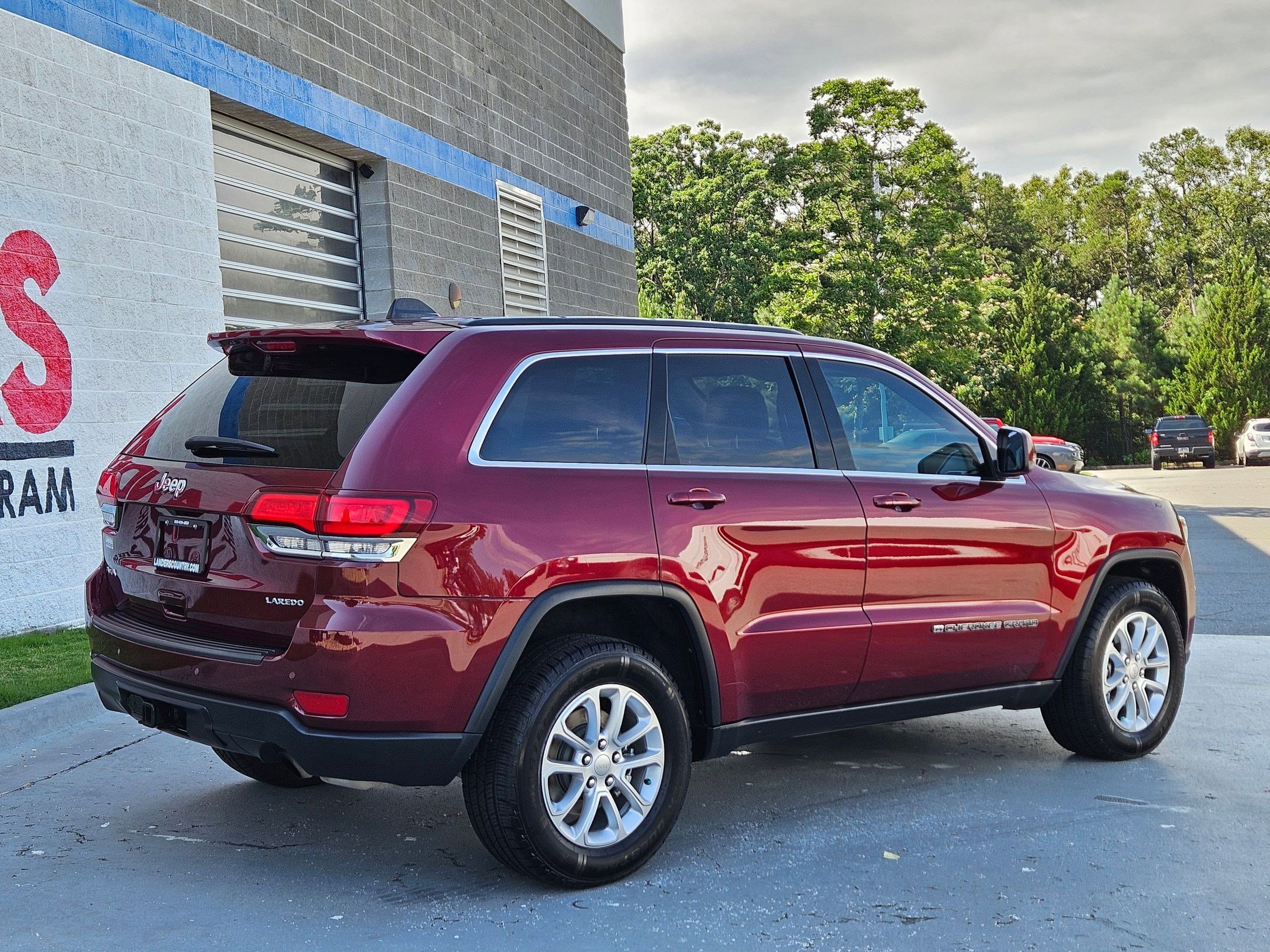Used 2022 Velvet Red Pearlcoat Jeep Laredo X image 7