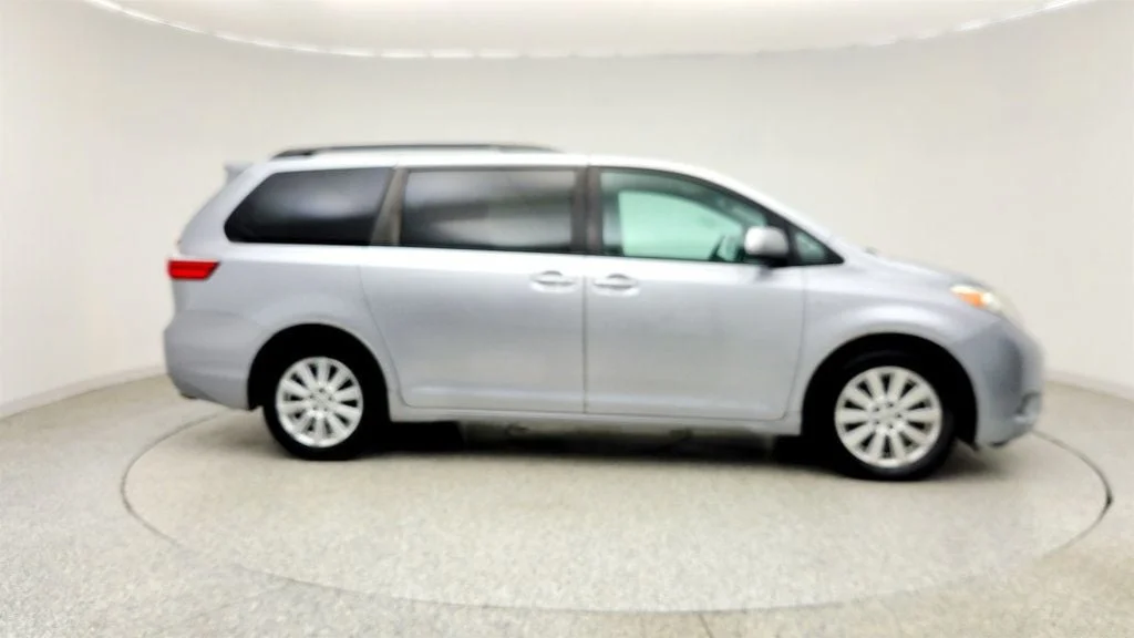Used 2017 Silver Sky Metallic Toyota XLE Premium AWD 7-Passenger image 4