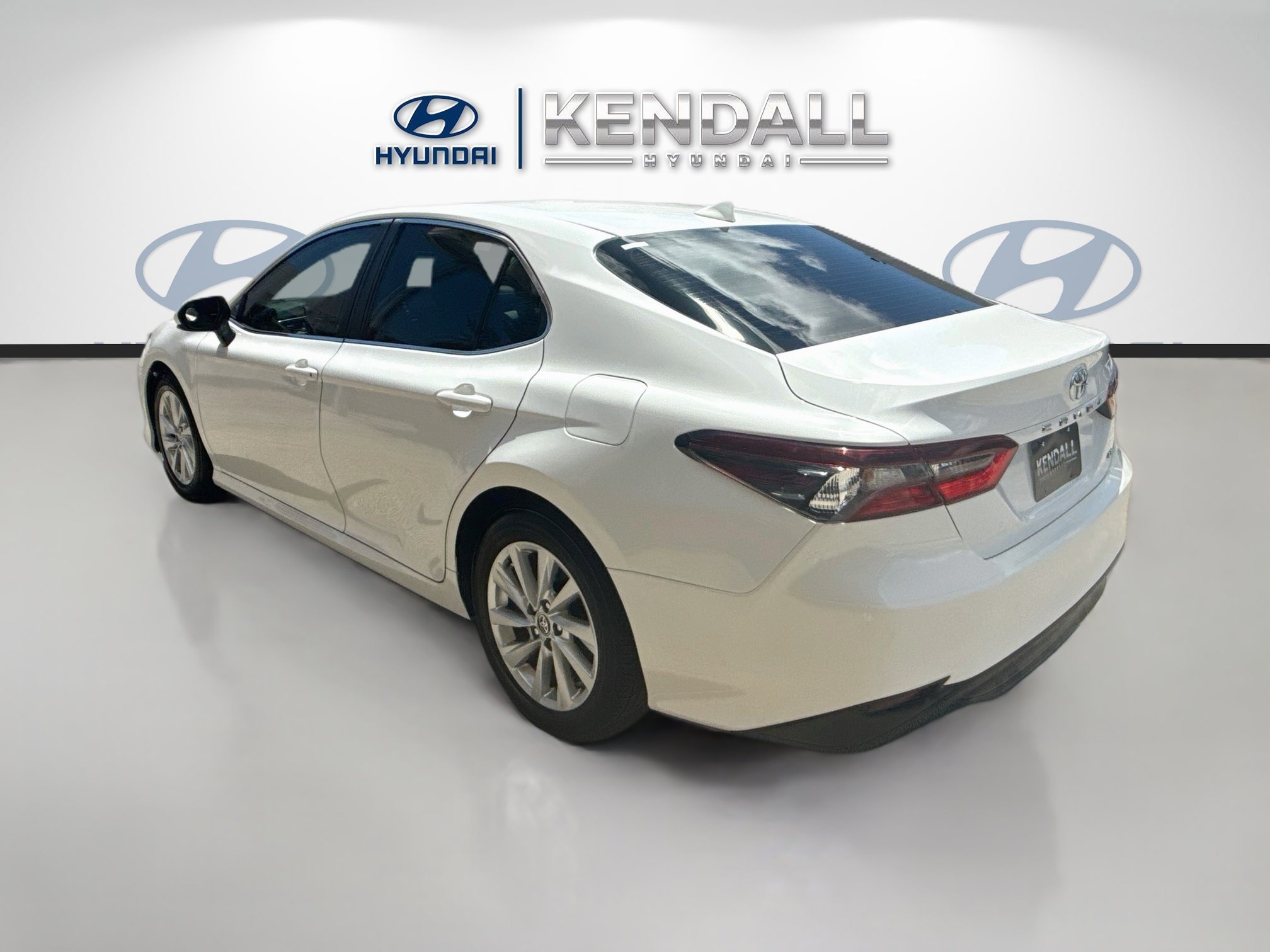 Used 2023 Ice Toyota LE image 4