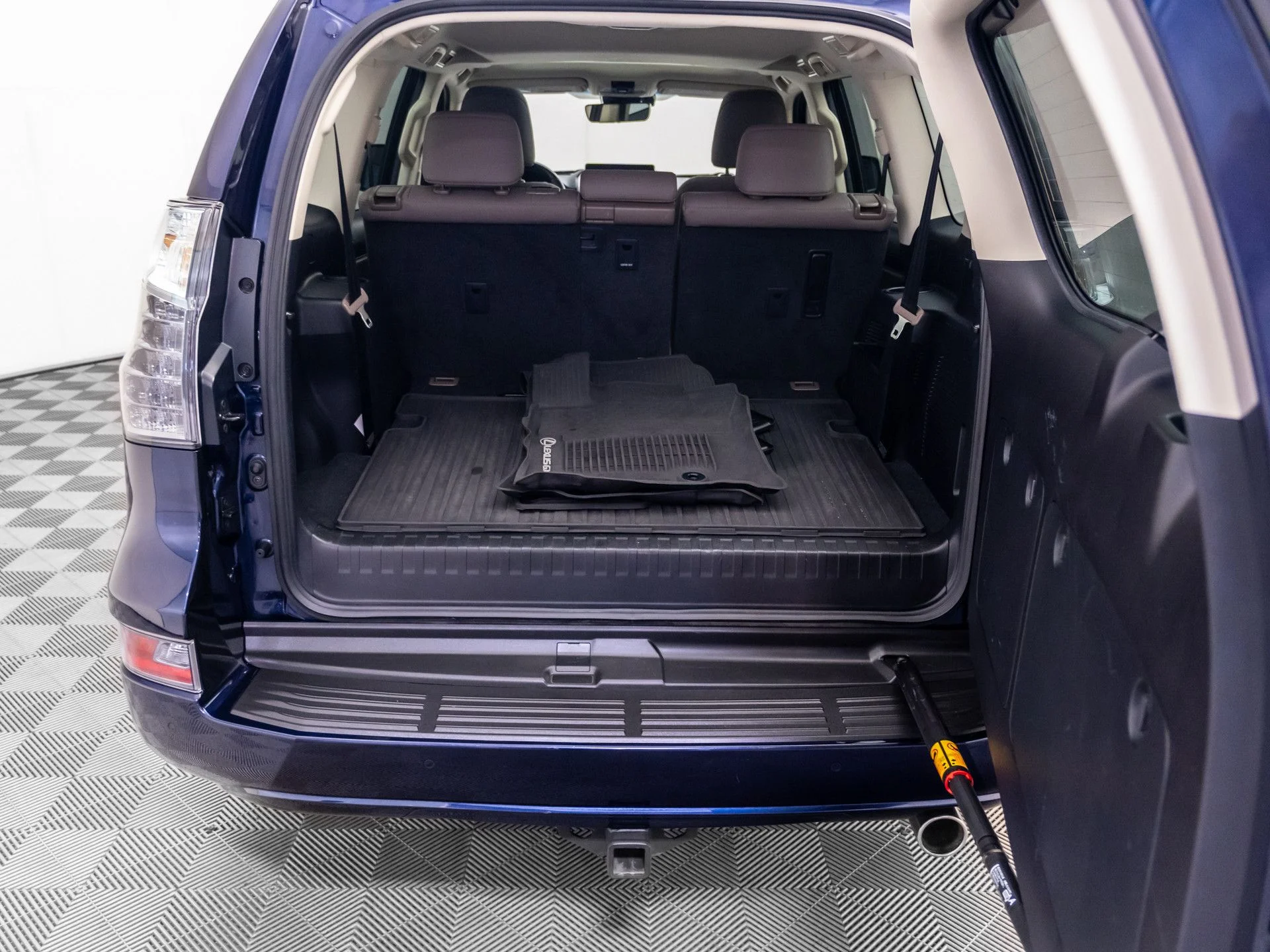 Used 2022 Blue Lexus 460 image 31