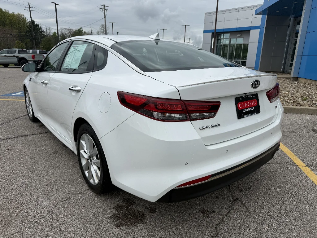 Used 2018 Snow White Pearl Kia LX image 4