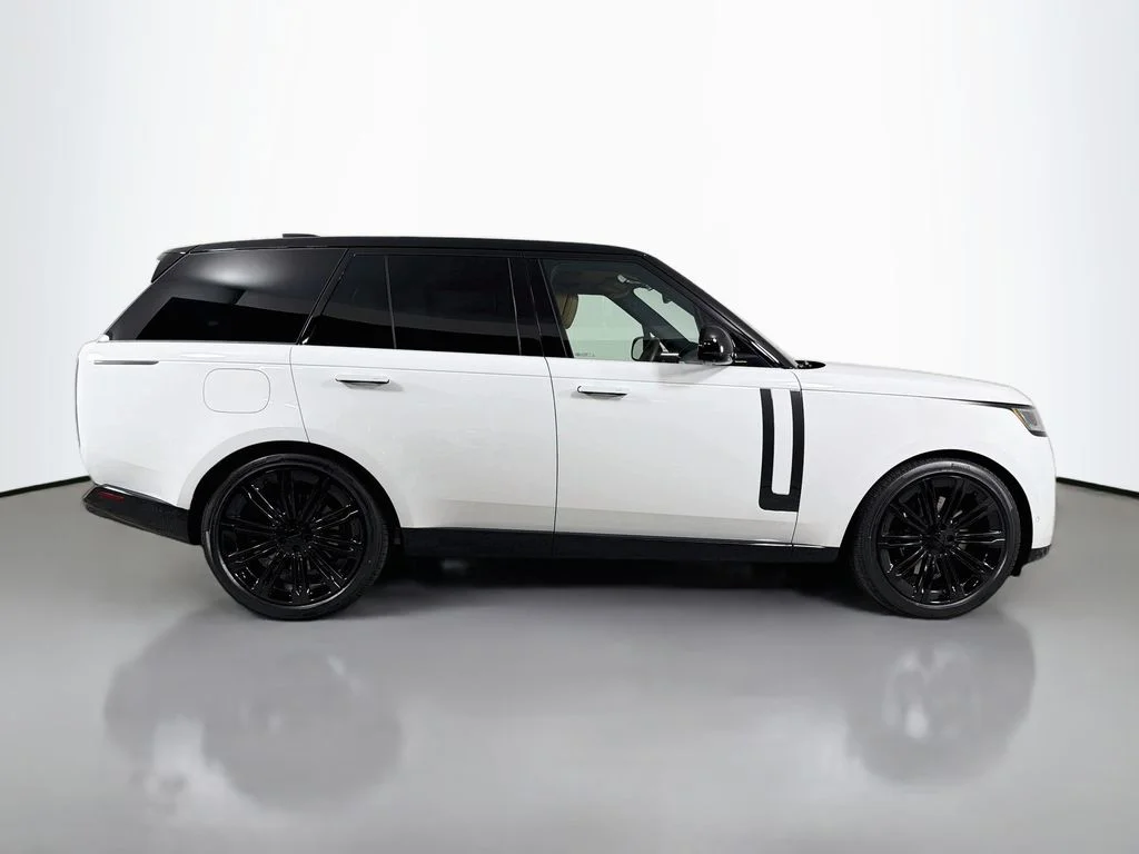 New 2026 Fuji White Land Rover SE image 4