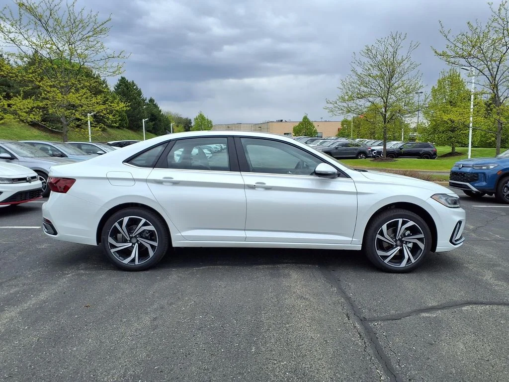 New 2026 Opal White Pearl Volkswagen 1.5T SEL image 3