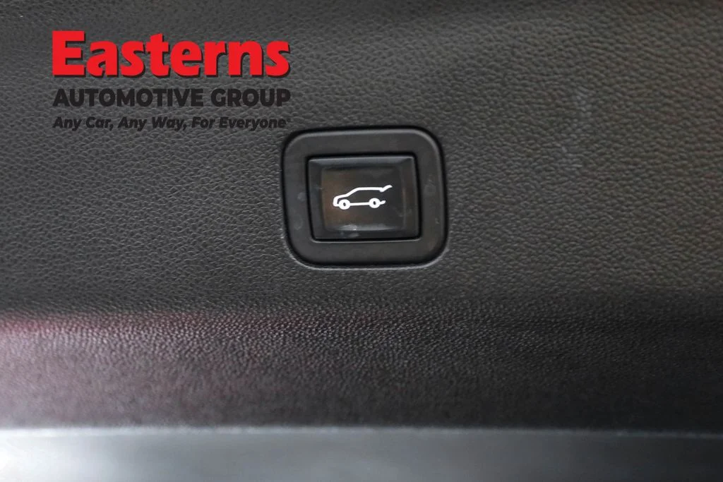 Used 2023 White GMC SLT image 24
