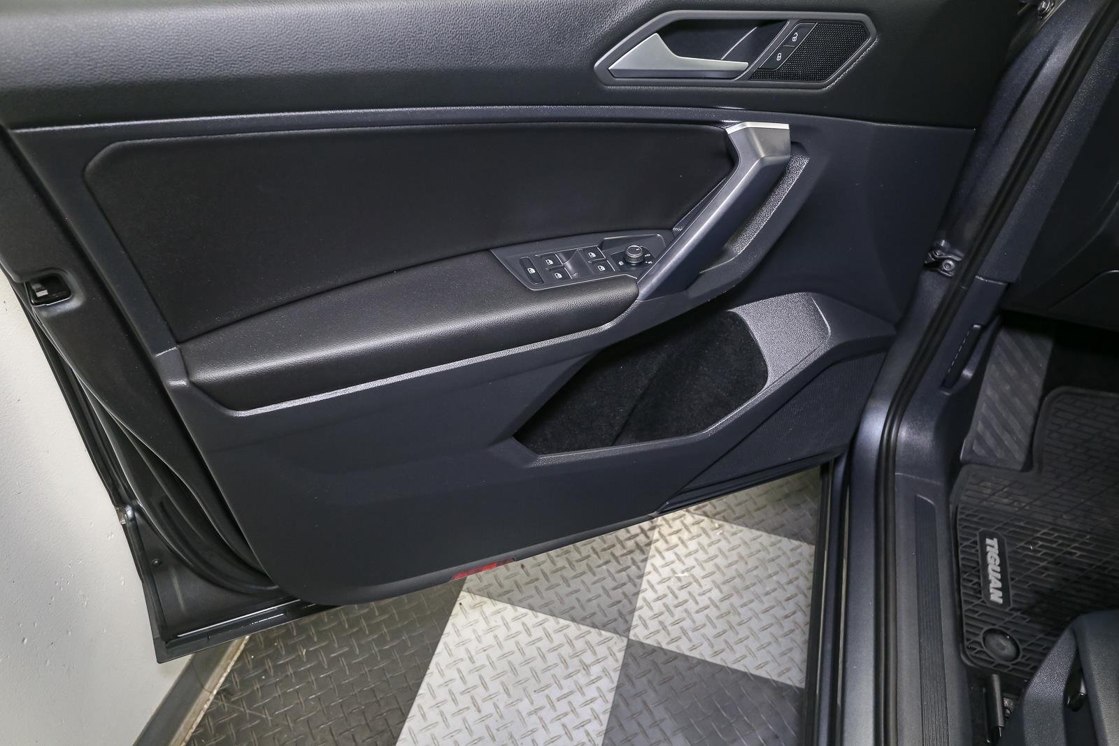 Used 2021 Platinum Gray Metallic Volkswagen SE image 42