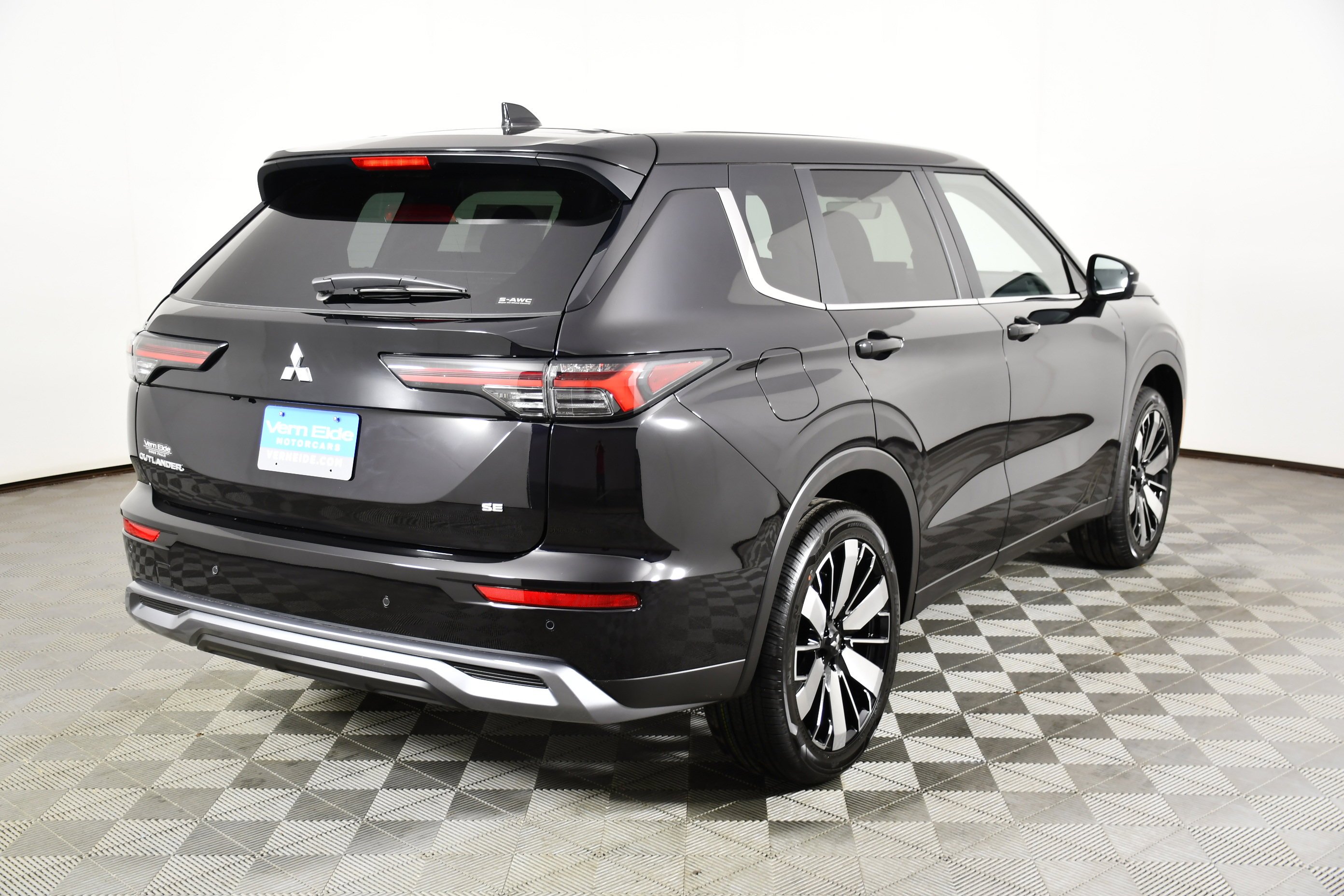 New 2026 Labrador Black Pearl Mitsubishi SE image 5