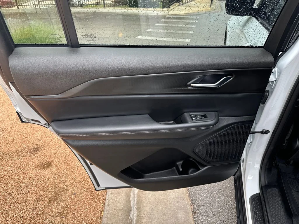 Used 2023 White Jeep Altitude image 30