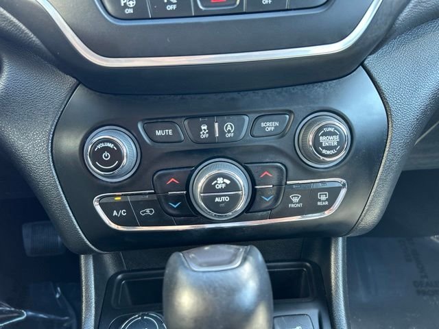 Used 2023 Gray Jeep Altitude image 28