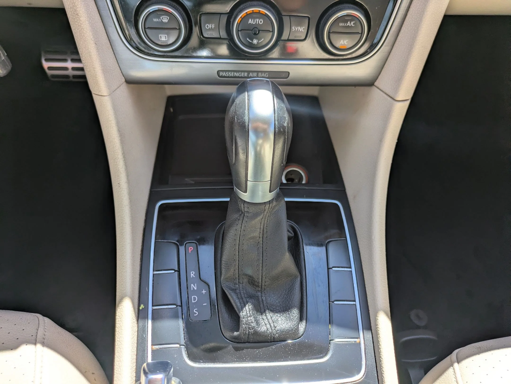 Used 2017 Deep Black Pearl Volkswagen R-Line w/Comfort Pkg image 23