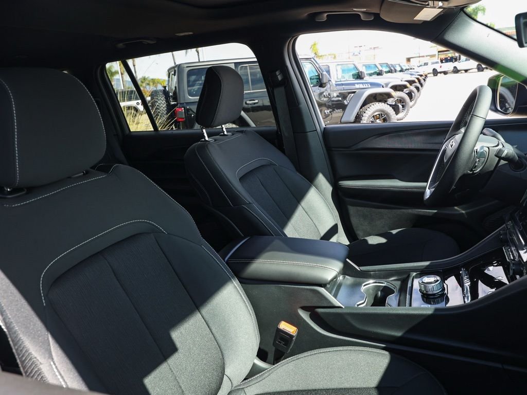 New 2026 Diamond Black Crystal Pearl-Coat Exterior Paint Jeep Laredo image 20