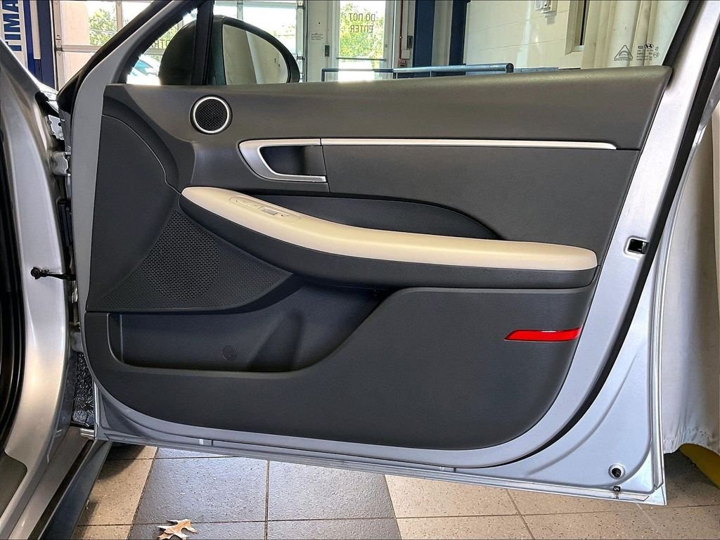 Used 2023 Silver Hyundai SE image 12