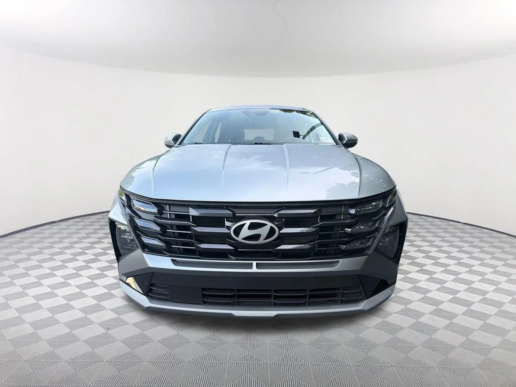 Used 2025 Silver Hyundai SE image 2