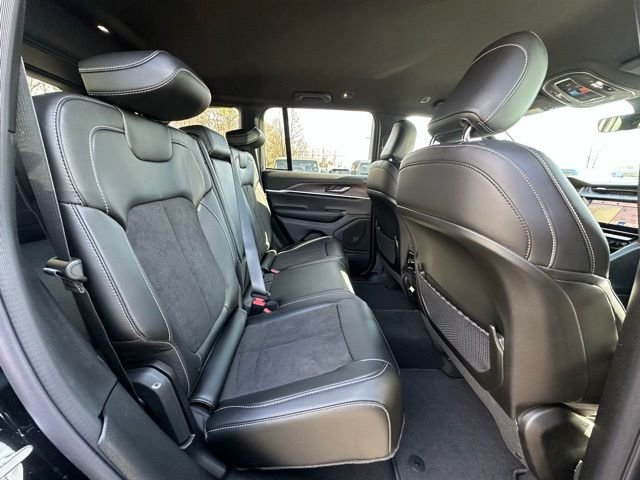 New 2026 Diamond Black Crystal Pearl-Coat Exterior Paint Jeep Altitude image 27