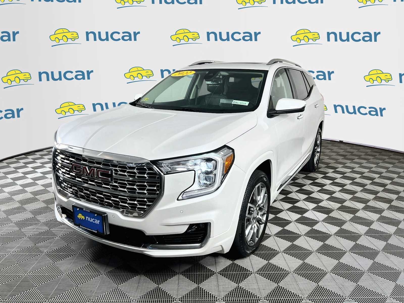 Used 2022 White Frost Tricoat GMC Denali image 3