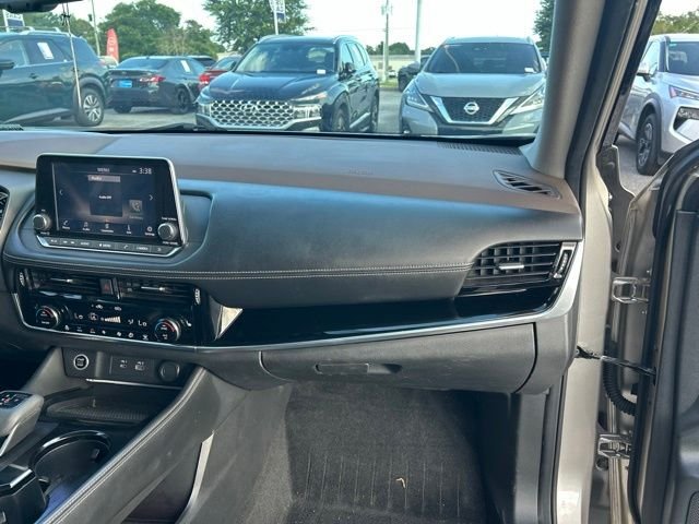Used 2022 Champagne Silver Metallic Nissan SL image 13