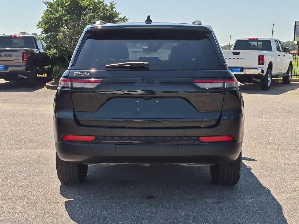 Used 2025 Black Jeep Altitude X image 4