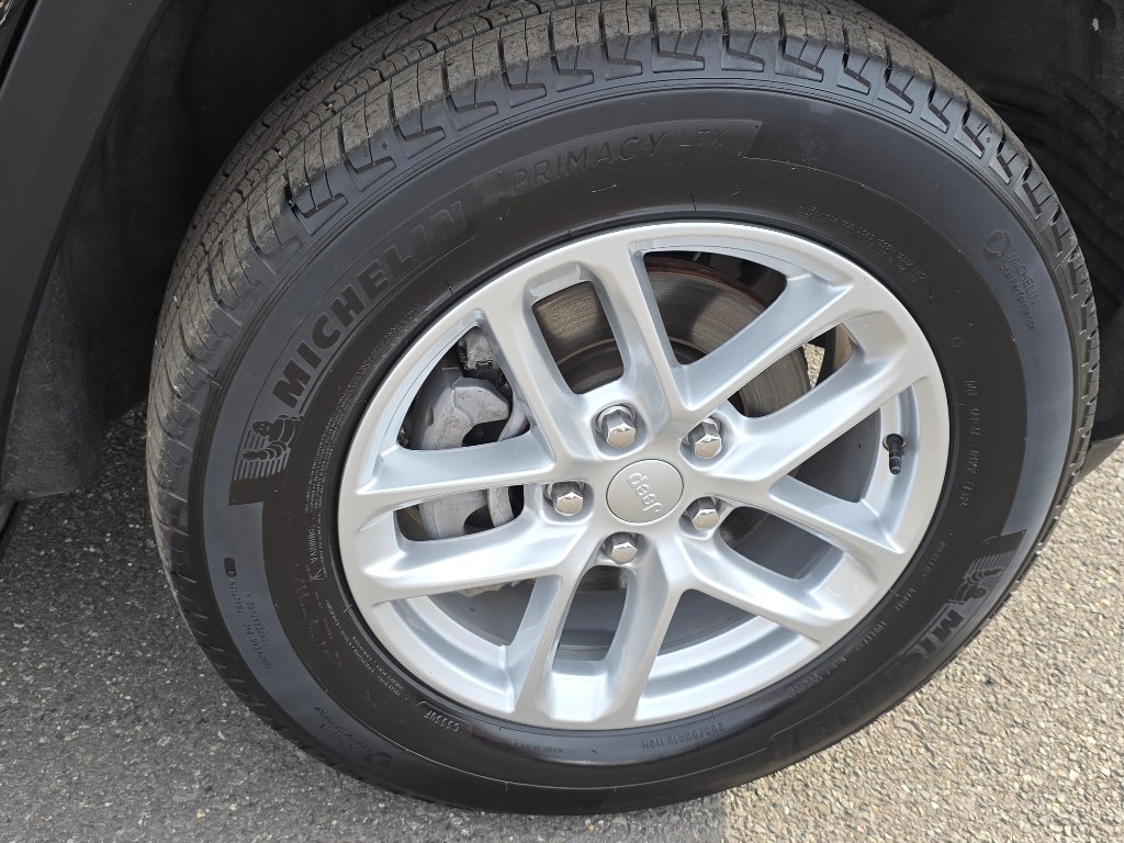 Used 2025 Diamond Black Crystal Pearl Coat Jeep Laredo X image 19