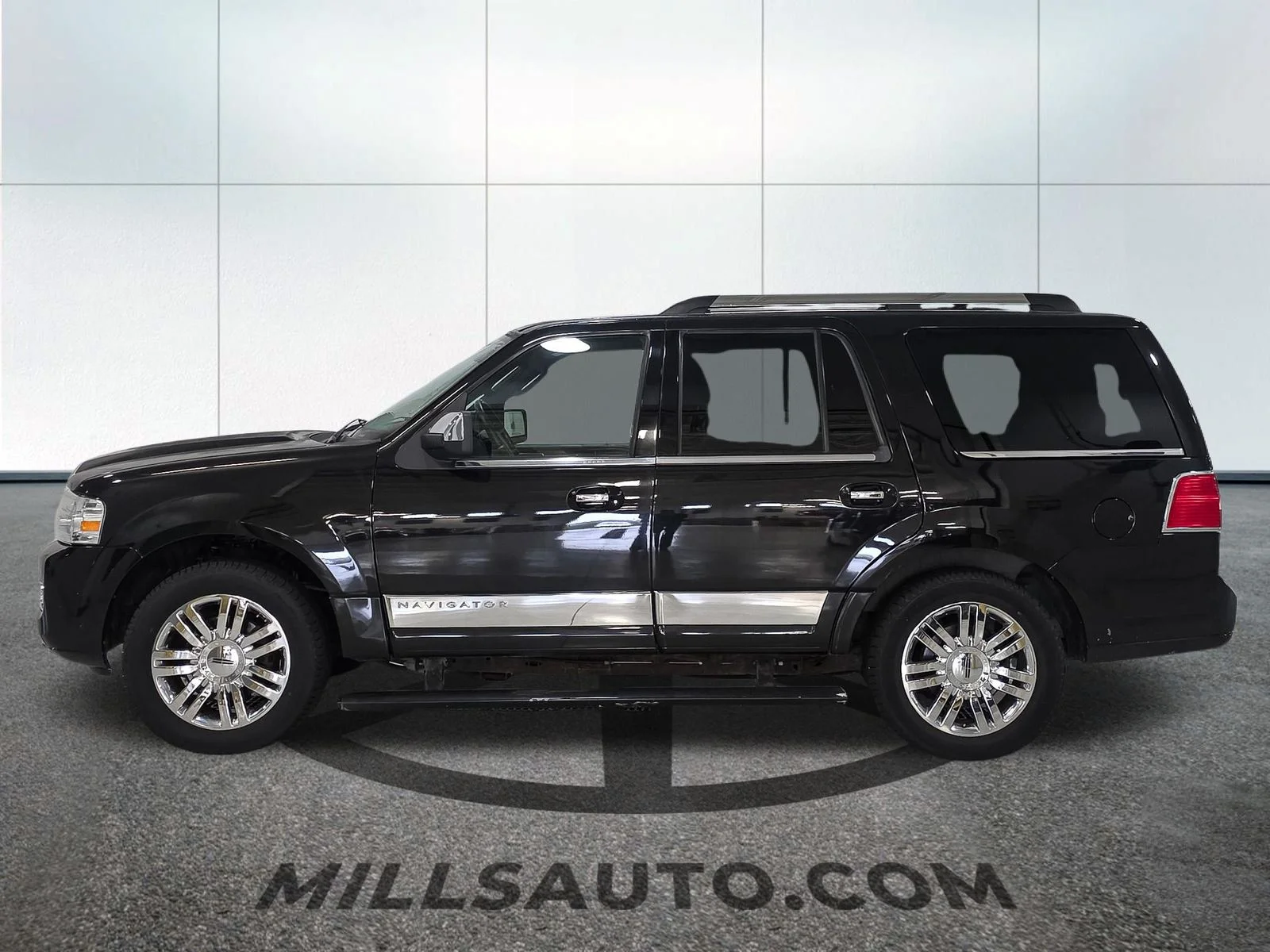 Used 2010 Tuxedo Black Metallic Lincoln Base image 3