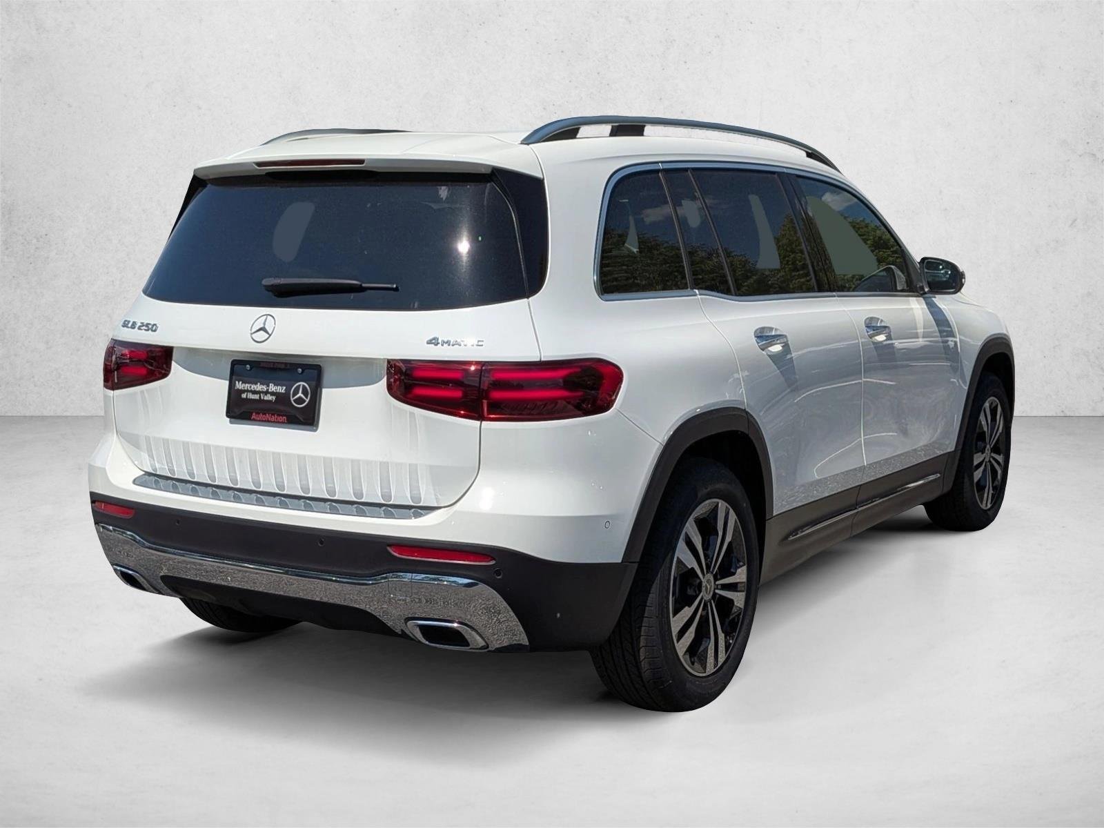 New 2026 Polar White Mercedes-Benz GLB250 image 2