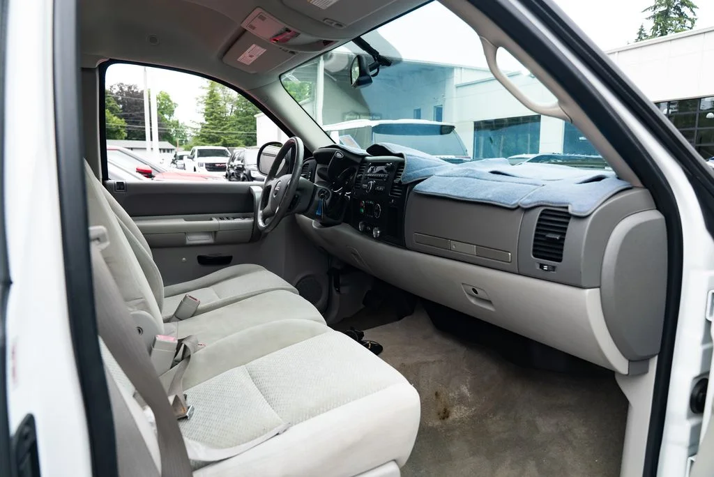 Used 2008 White GMC SLE1 image 19