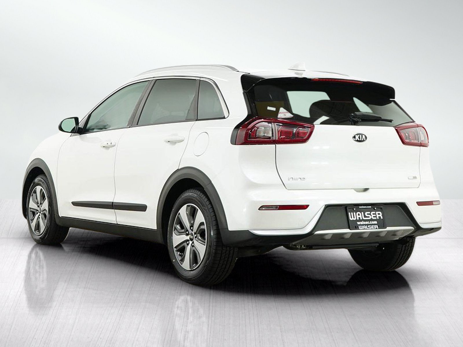 Used 2018 Snow White Pearl Kia LX image 3