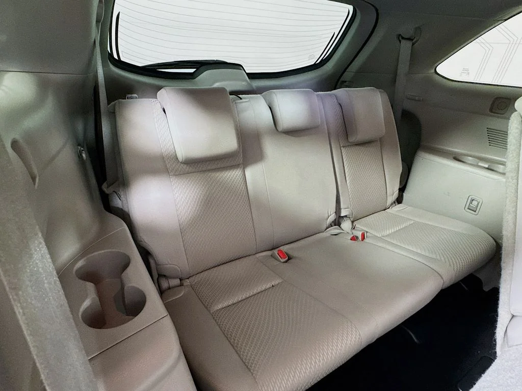 Used 2015 Silver Toyota LE image 31