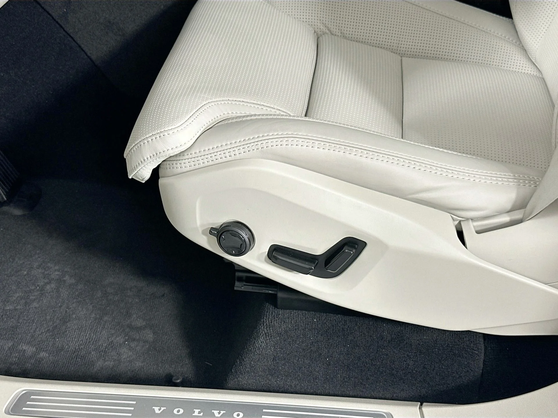 New 2026 White Volvo B6 Ultra image 18