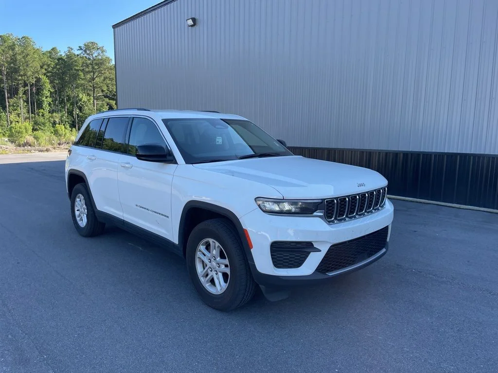 Used 2023 White Jeep Laredo image 6