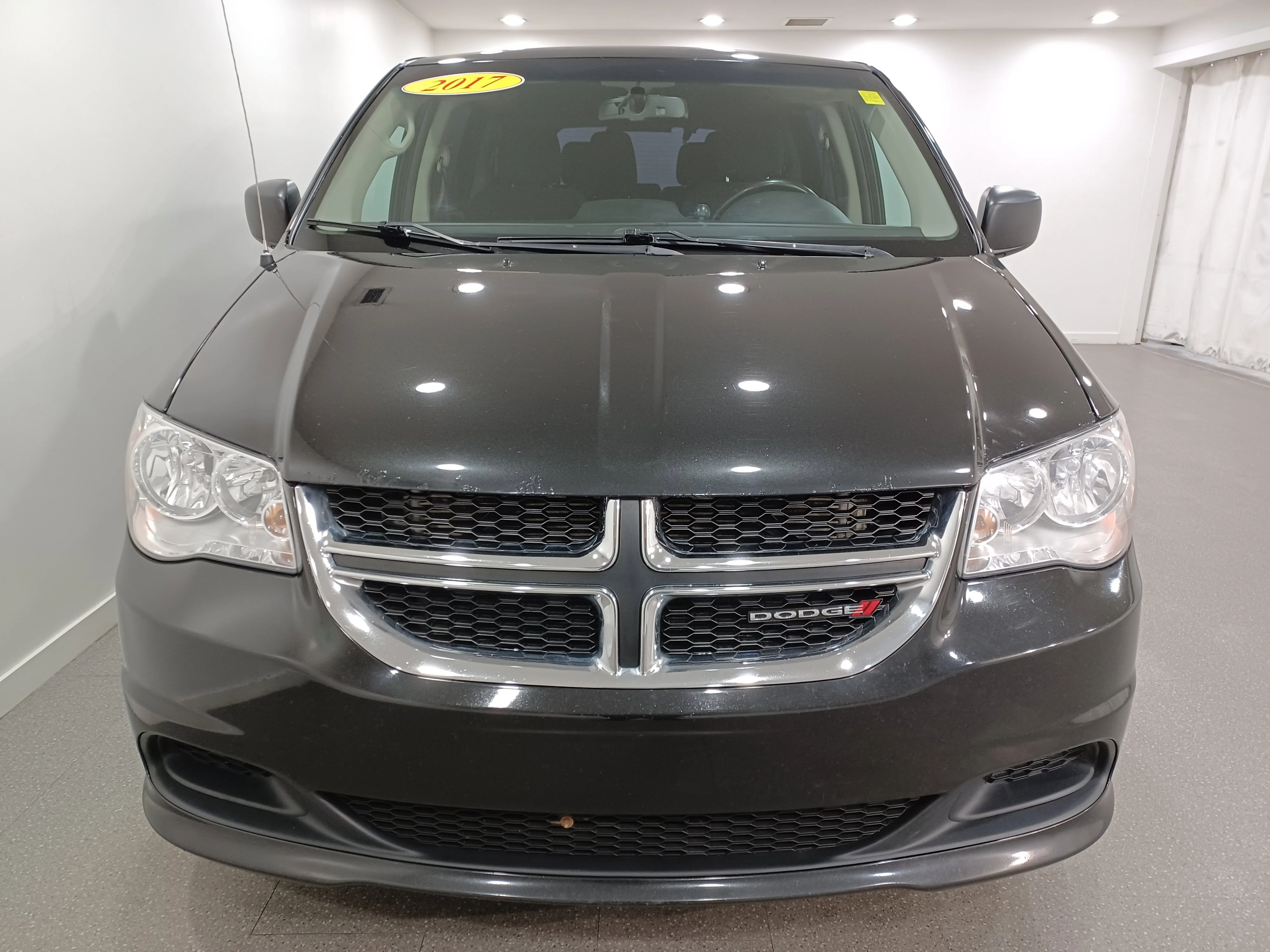 Certified Used 2017 Brilliant Black Crystal Pearl Dodge SE*3.6L V6 | Brilliant Black Crystal Pearl | 7 Pass | Stow 