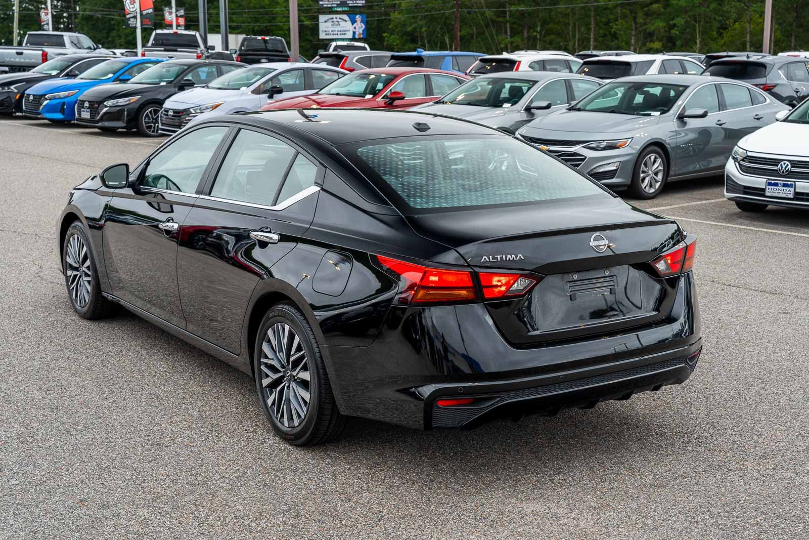 Used 2025 Black Nissan 2.5 SV image 4