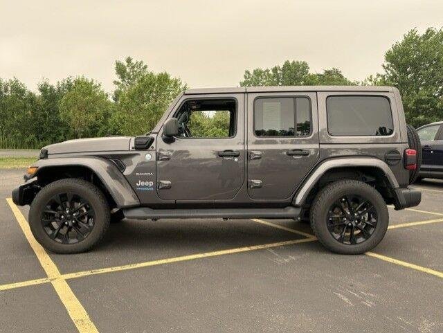 Used 2021 Granite Crystal Metallic Clearcoat Jeep Unlimited Sahara image 8