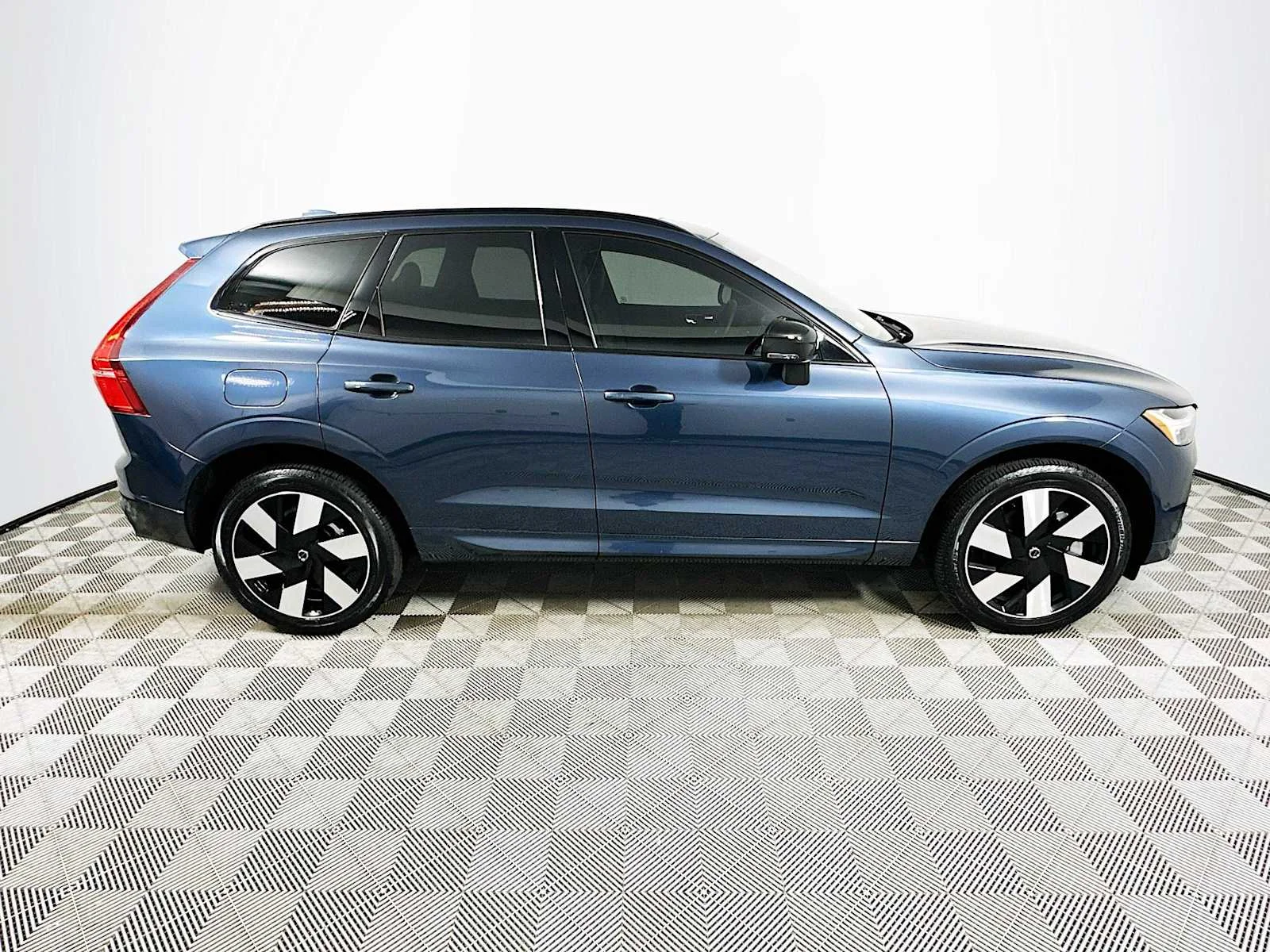 2025 Volvo XC60 Plus - Photo 8