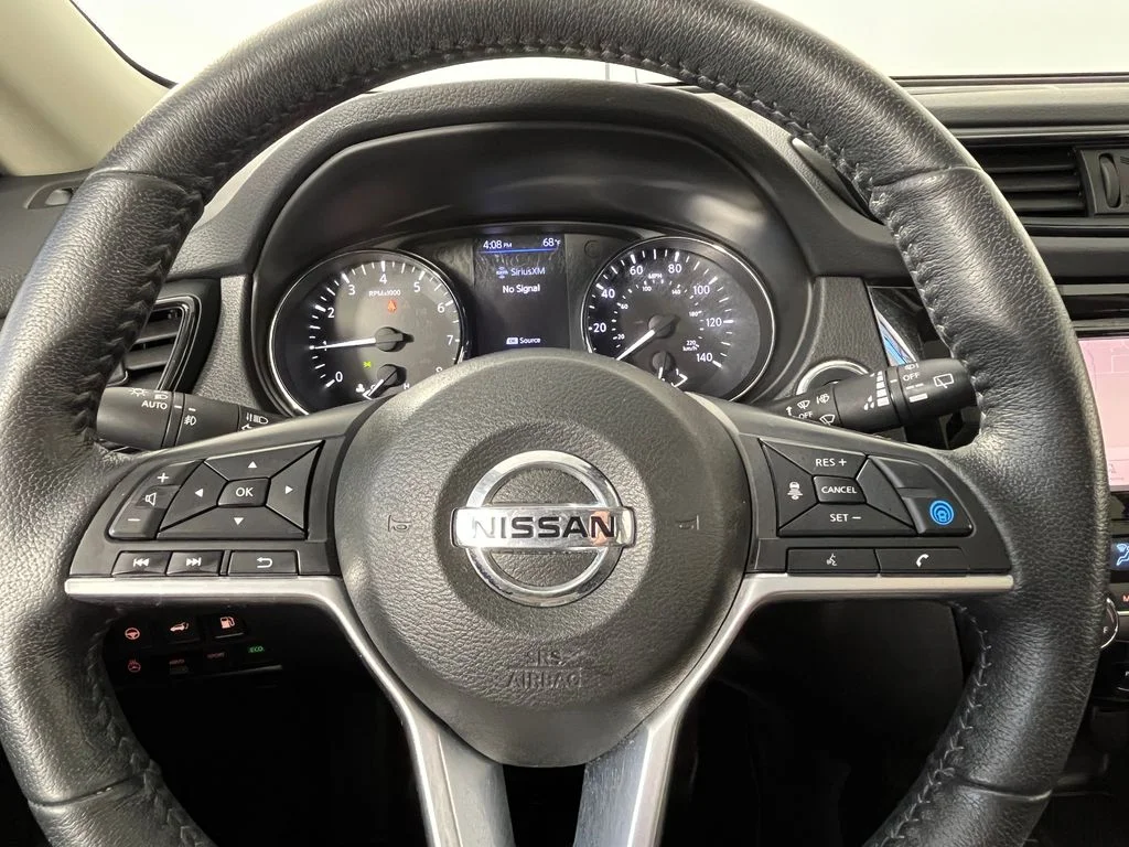 Used 2020 White Nissan SL image 18