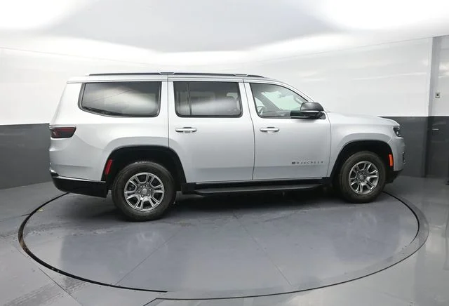Used 2023 Silver Jeep Base image 10