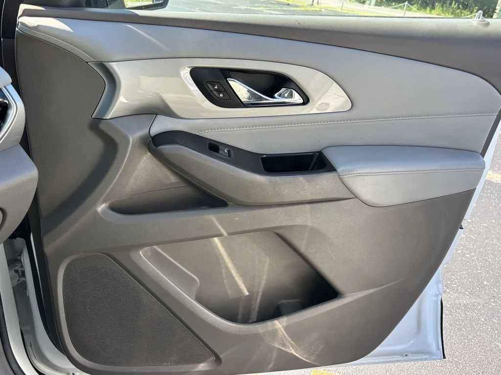 Used 2021 SUMMIT WHITE Chevrolet LT Cloth image 22