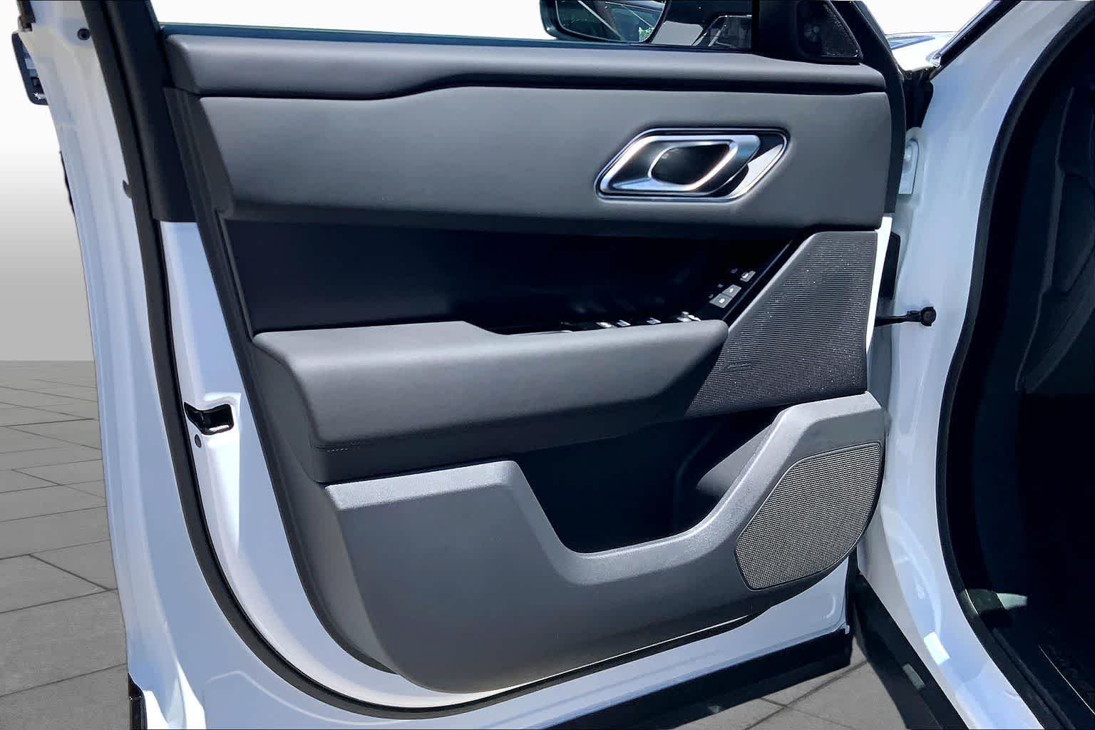 New 2026 Fuji White Land Rover Dynamic SE image 10