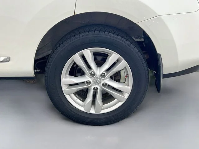 Used 2013 White Nissan SV image 33