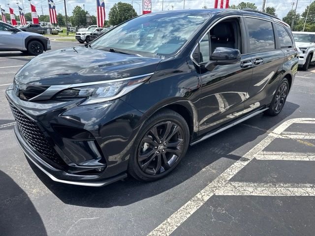 2023 Toyota Sienna XSE 7-Passenger Hybrid FWD's photo