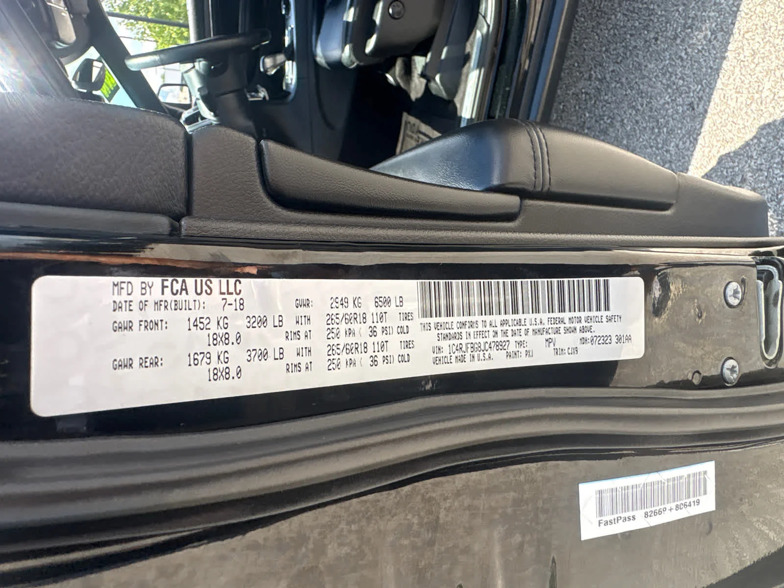 Used 2018 Diamond Black Crystal Pearlcoat Jeep Limited image 31