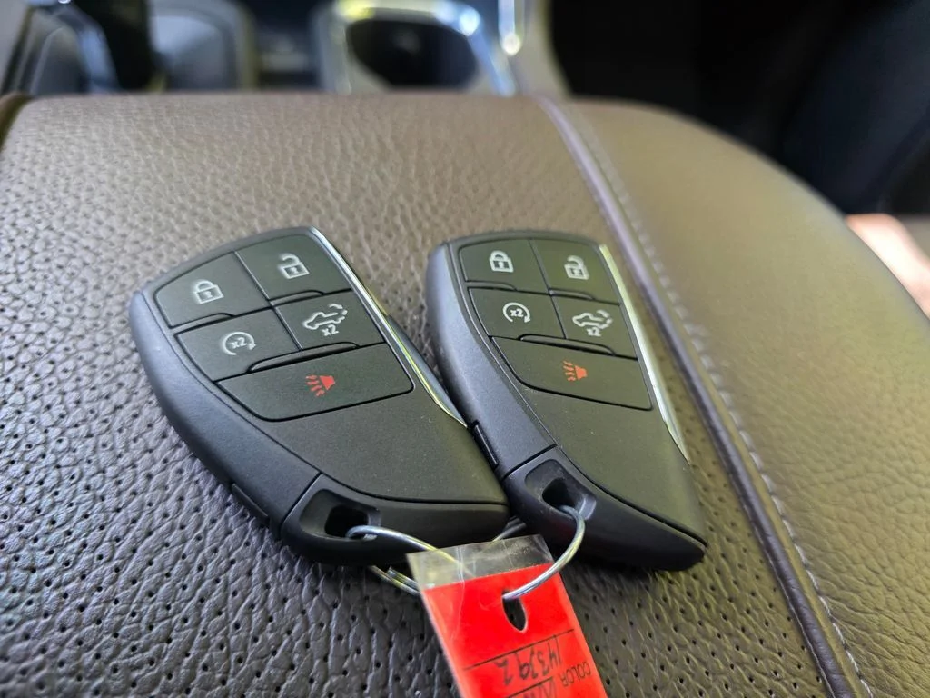 Used 2025 White Frost Tricoat GMC Denali image 33