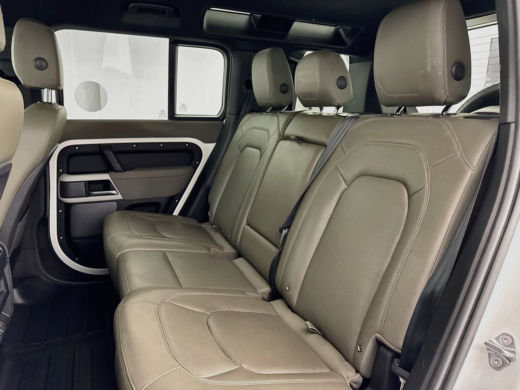 Used 2023 White Land Rover SE image 25