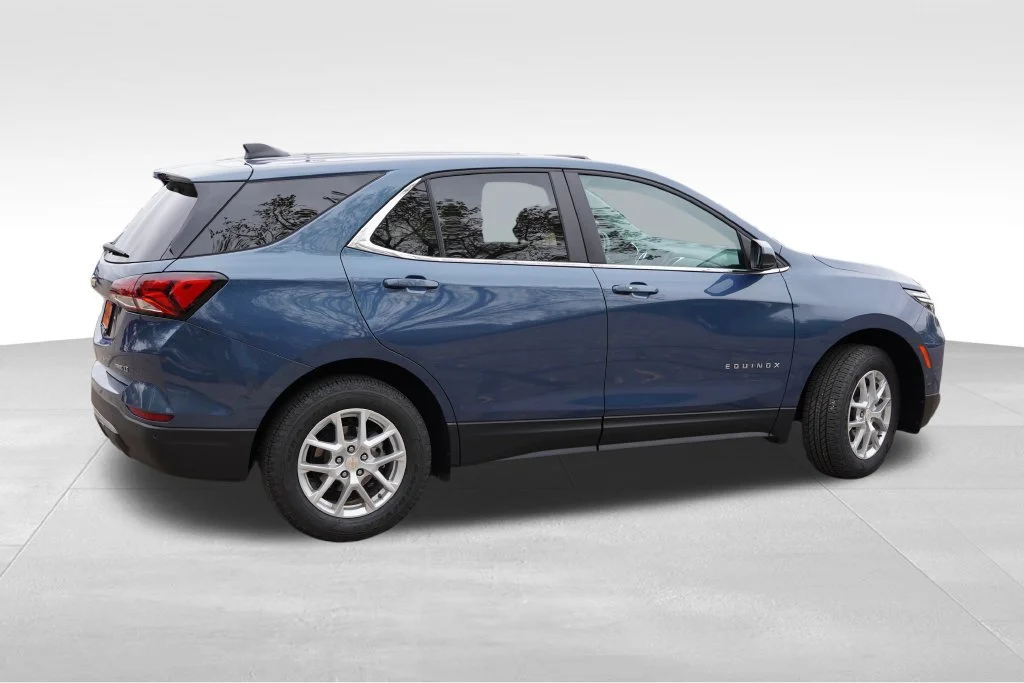 Used 2024 Lakeshore Blue Metallic Chevrolet LT image 4