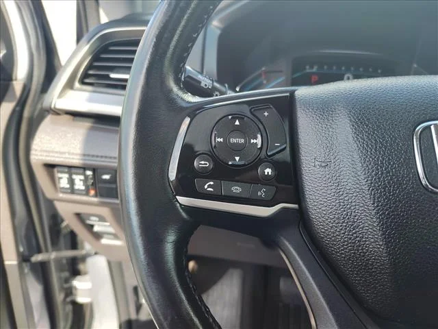 Used 2018 Silver Honda TOURING AUTO image 23