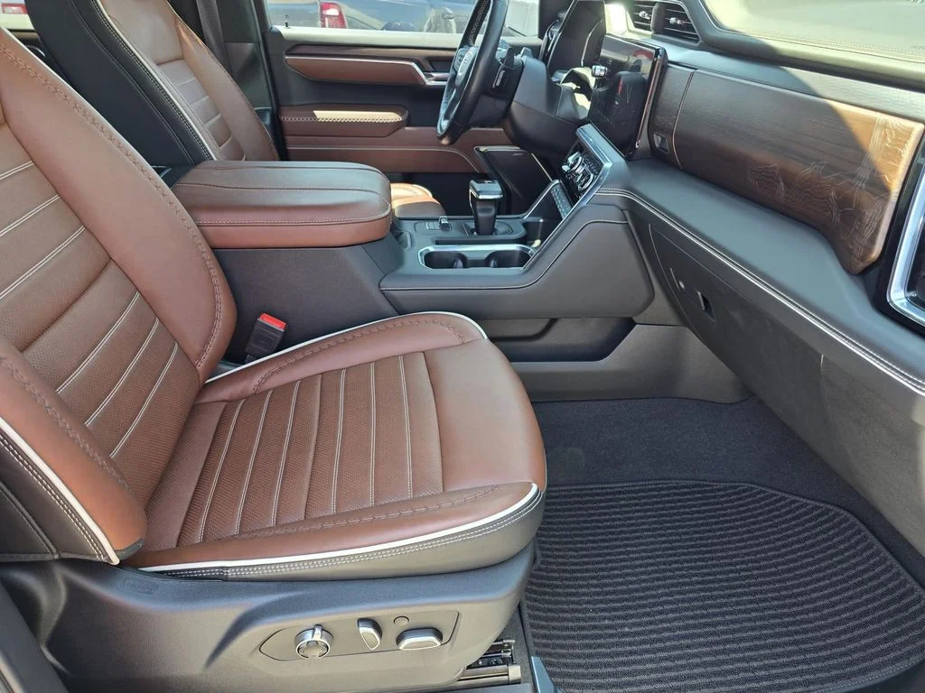 Used 2025 White Frost Tricoat GMC Denali Ultimate image 23