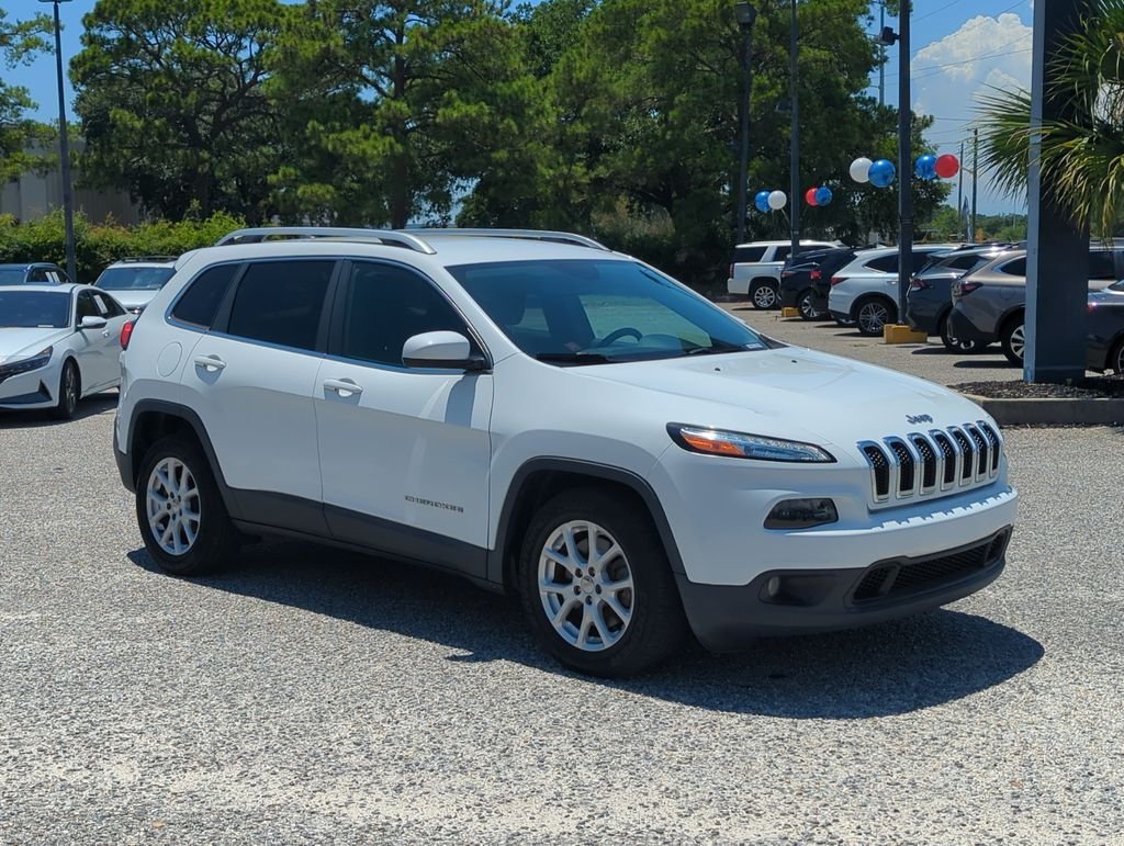 Used 2017 White Jeep Latitude image 9