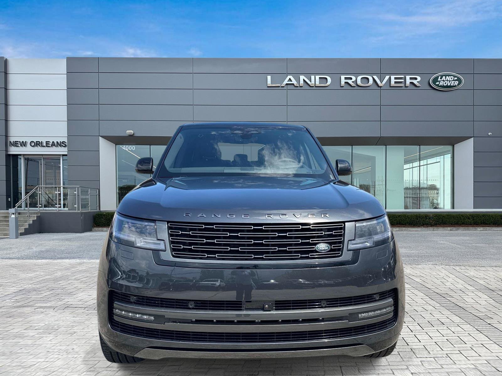New 2027 Carpathian Grey Land Rover SE image 4